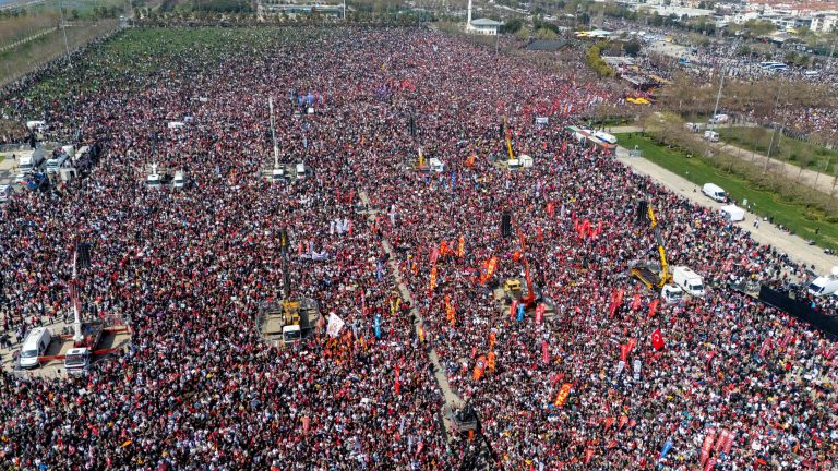 Masovni protesti u Turskoj: Hiljade ljudi traži slobodu za Imamoglua