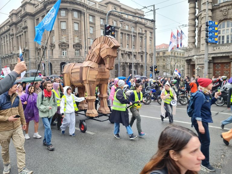 Šta Vučiću poručuje trojanski konj kojeg su studenti dovezli na proteste