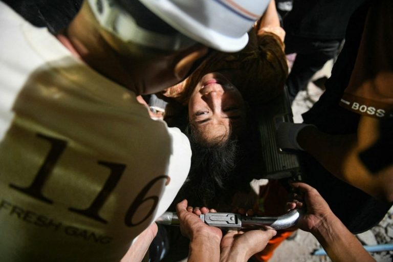 Žena u Mjanmaru spašena iz ruševina nakon 30 sati, muž je zagrlio: Presretan sam