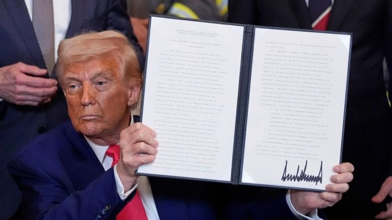 Trump objavio da pauzira carine za čitav svijet na 90 dana, ali ih povećao za Kinu na čak 125 posto