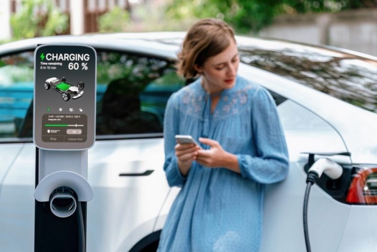 EU zaostaje za ciljem: Nedostaje 2,6 miliona punionica za električna vozila do 2030.