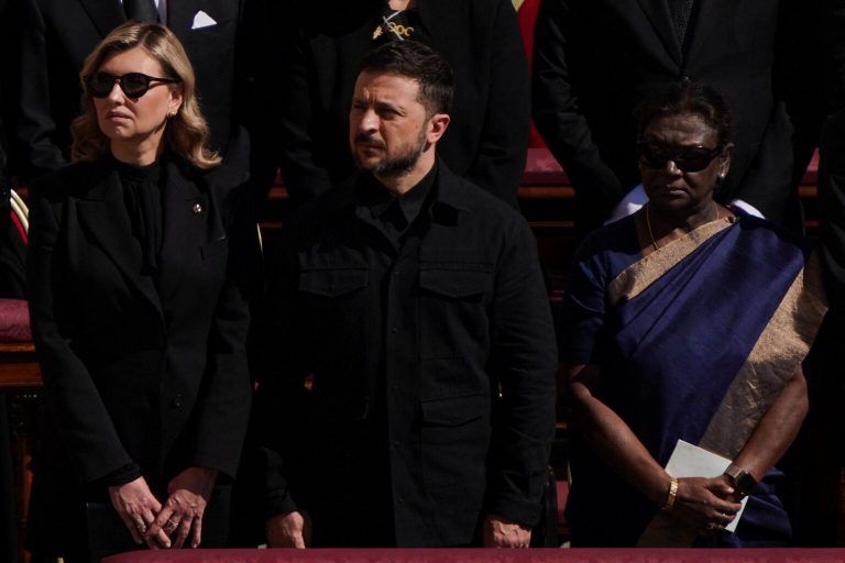 Je li prekršio pravilo? Zelenski na sahranu papi Franji nije došao u odijelu