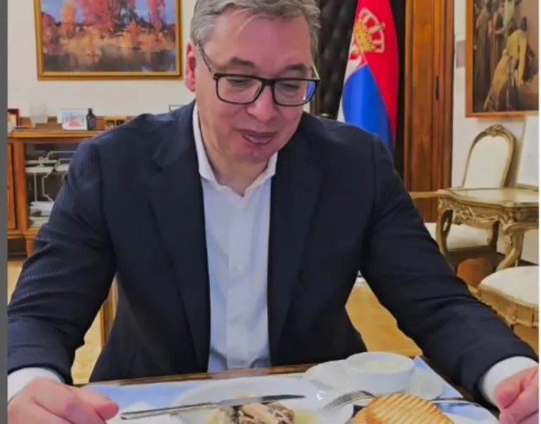 Vučić objavio video kako jede sardine: “Luk ću preskočiti zbog sastanaka”
