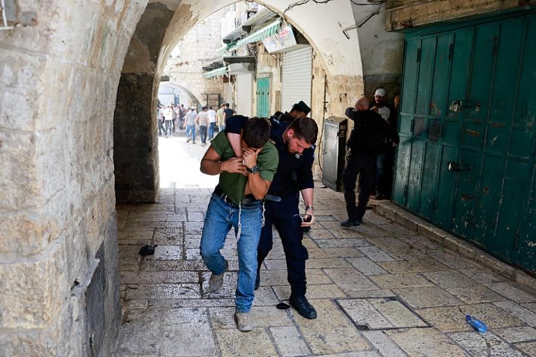 Izraelski ekstremisti se sukobili s Palestincima u Jerusalemu, uzvikivali “Smrt Arapima” i “Neka vam gore sela”