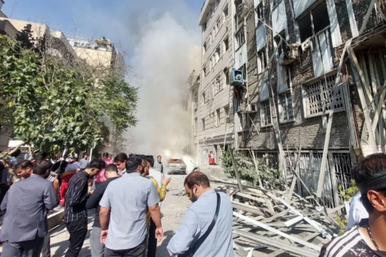 Izrael pogodio gusto naseljenu civilnu zonu u Teheranu, jedna raketa pala 50 metara od bolnice