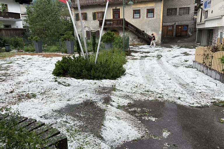 Veliko nevrijeme zahvatilo dijelove Austrije: Padao grad veličine loptice, uništena i vozila