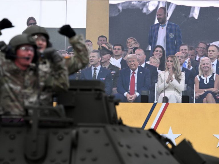 Pogledajte Trumpovu paradu, vojska pokazala robotske pse, tenkove…