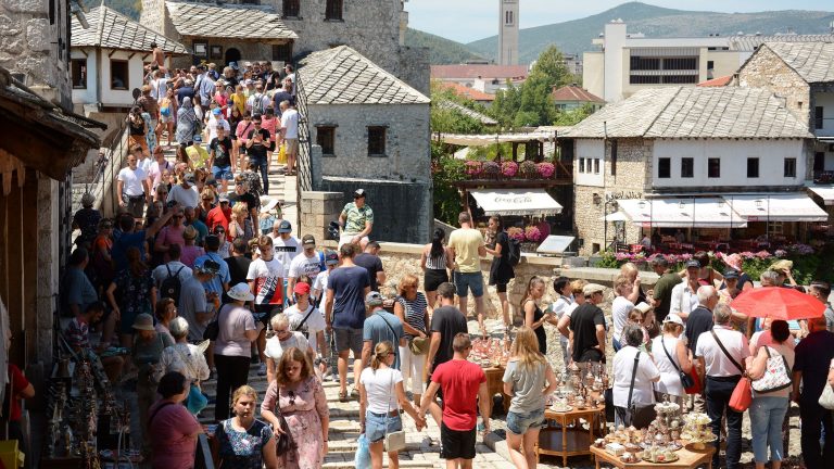 Mostar danas preplavljen turistima, sa Starog mosta se očekuju najatraktivniji skokovi