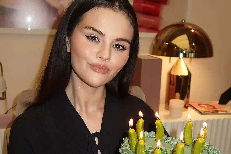 Bizarna torta Selene Gomez: Rođendanske svijećice zamijenila kiselim krastavcima