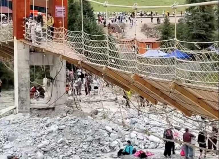 TRAGEDIJA U KINI: Pukla sajla na visećem mostu, pet osoba poginulo