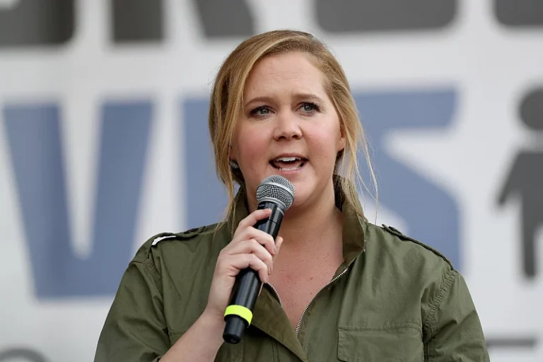 Amy Schumer podijelila fotografiju nakon operacije kičme: Kad se oporavim, kupit ću sebi grudnjak