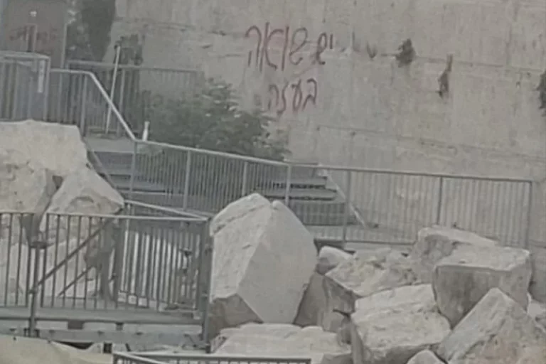 Poruka na Zidu plača u Jerusalemu izazvala haos u Izraelu: “U Gazi se dešava holokaust”