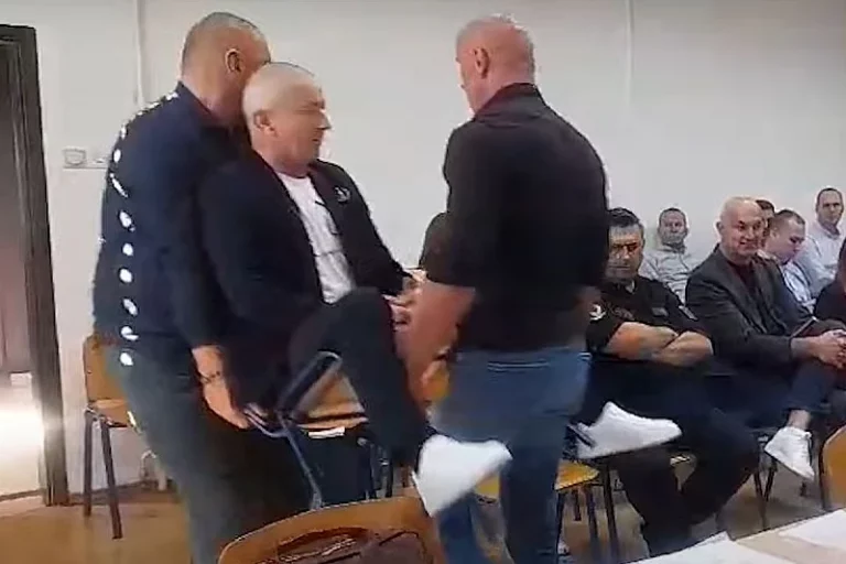 Haos na gradskoj skupštini Doboja: SNSD izbacio opoziciju, jednog odnijeli na stolici