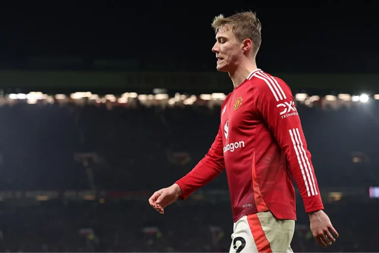 Höjlund pod pritiskom saigrača, optužuju ga za menadžerski skandal