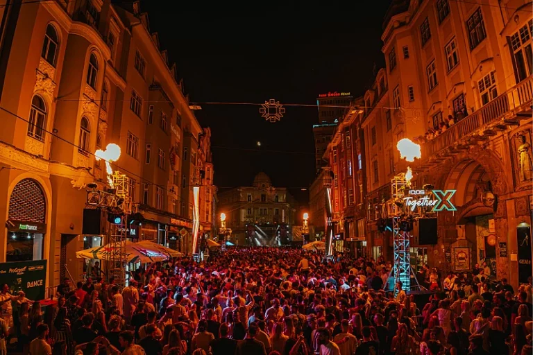 Layla Benitez na čelu najvećeg uličnog plesa u regiji: Prva žena na legendarnom balkonu iznad Vječne vatre