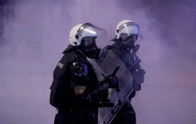 Objavljen bilans sinoćnjih protesta u Srbiji: Privedeno 56 osoba, šest policajaca povrijeđeno