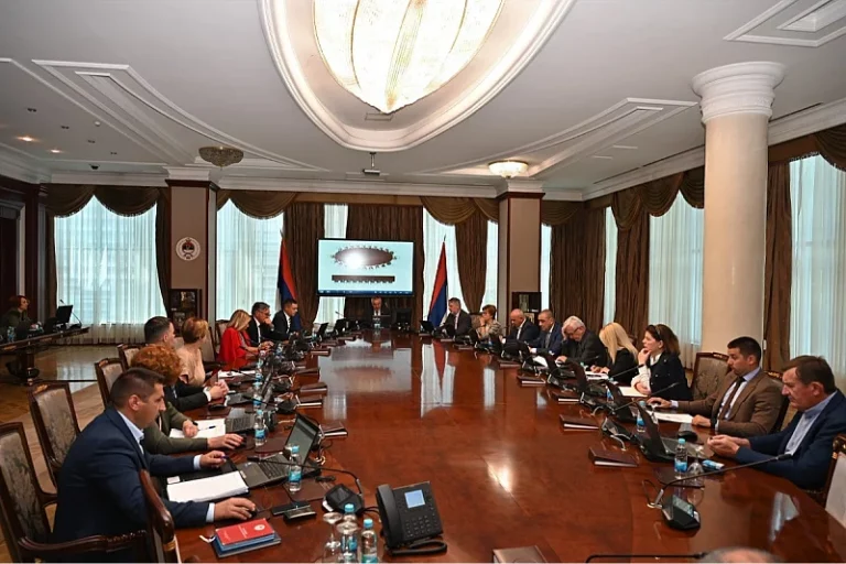 Vlada RS-a usvojila osam zaključaka, odbacuju presudu i pozivaju opoziciju da stane uz Dodika