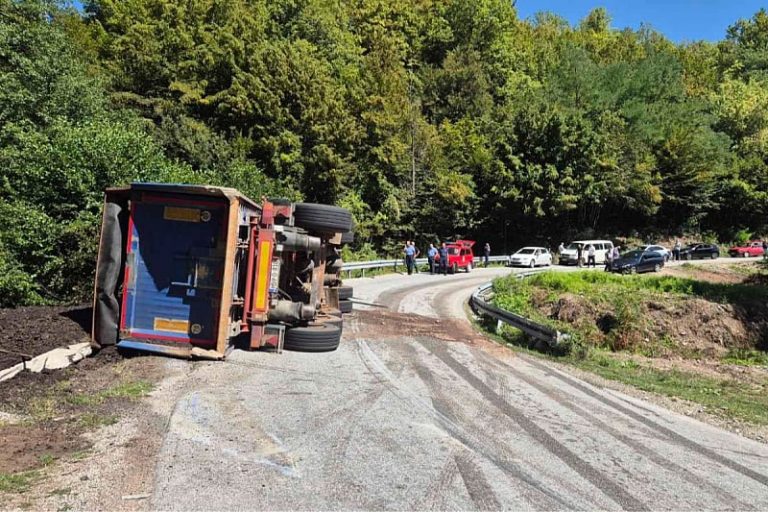 Poginuo vozač kamiona koji se prevrnuo na putu Foča – Gacko