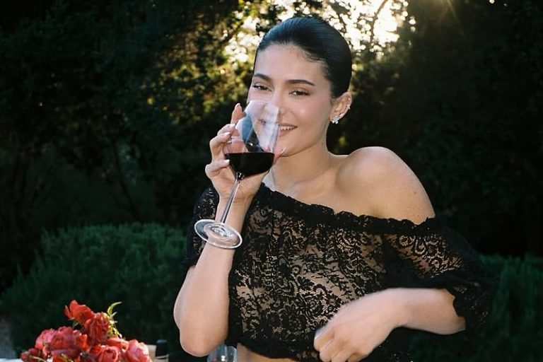 Kylie Jenner proslavila 28. rođendan: Pozirala u izazovnim čipkastim kombinacijama