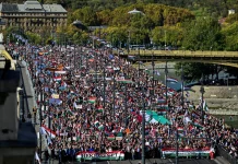 Orban kao Vučić: Masovan marš podrške u Budimpešti, autobusi stigli i iz inostranstva