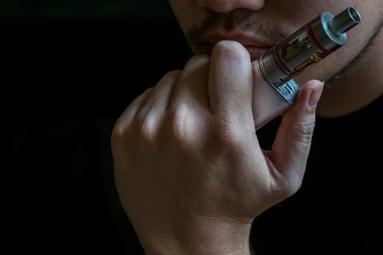 Poražavajući rezultati studije: Tinejdžeri se bude noću da bi koristili elektronske cigarete
