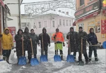 Snijeg prekrio Tuzlu, zimske službe već na terenu