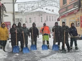 Snijeg prekrio Tuzlu, zimske službe već na terenu