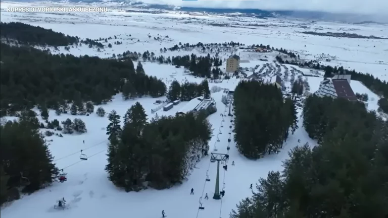 Dalmatinci preplavili skijalište u BiH: “Riva” na vrhu planine