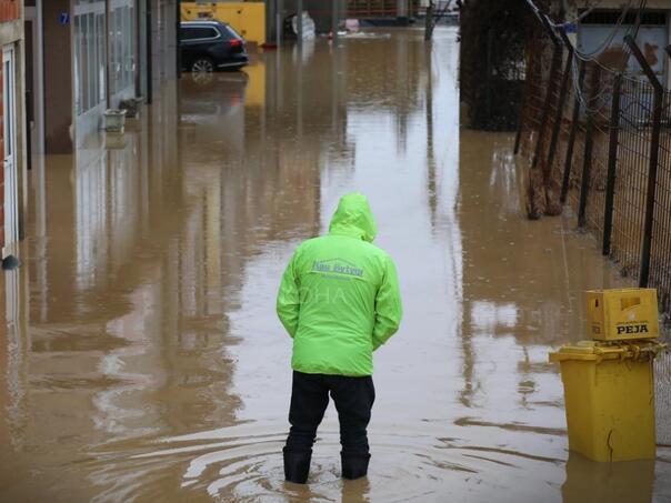 obilne-kise-izazvale-poplave-sirom-kosova-zapad-zemlje-najugrozeniji-kosovo-poplave_695ce3e0ac62f