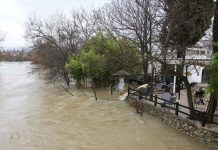 Ugrožene kuće: Buna se izlila iz korita, prekinut saobraćaj